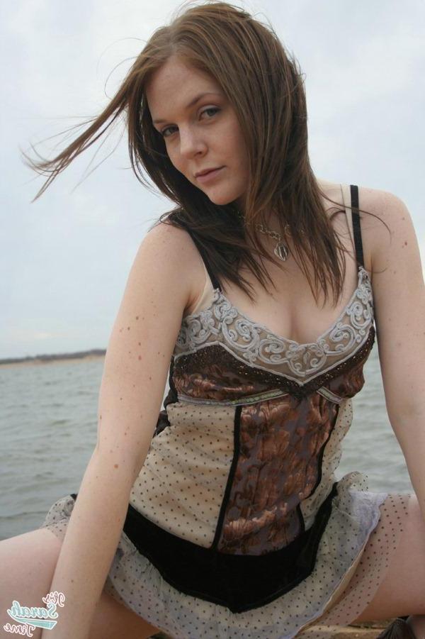 20P Pictures of teen porn girl It\'s Sarah Time showing off her round ass outside