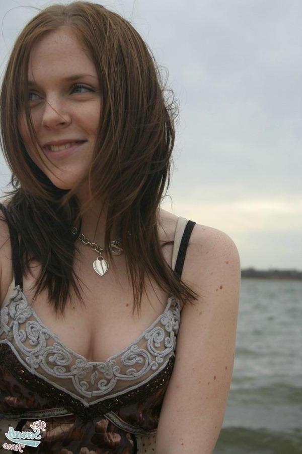 20P Pictures of teen porn girl It\'s Sarah Time showing off her round ass outside