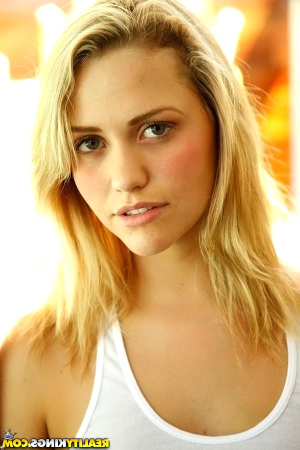 16P Blonde teenage hottie Mia Malkova showcasing her gorgeous flexy body
