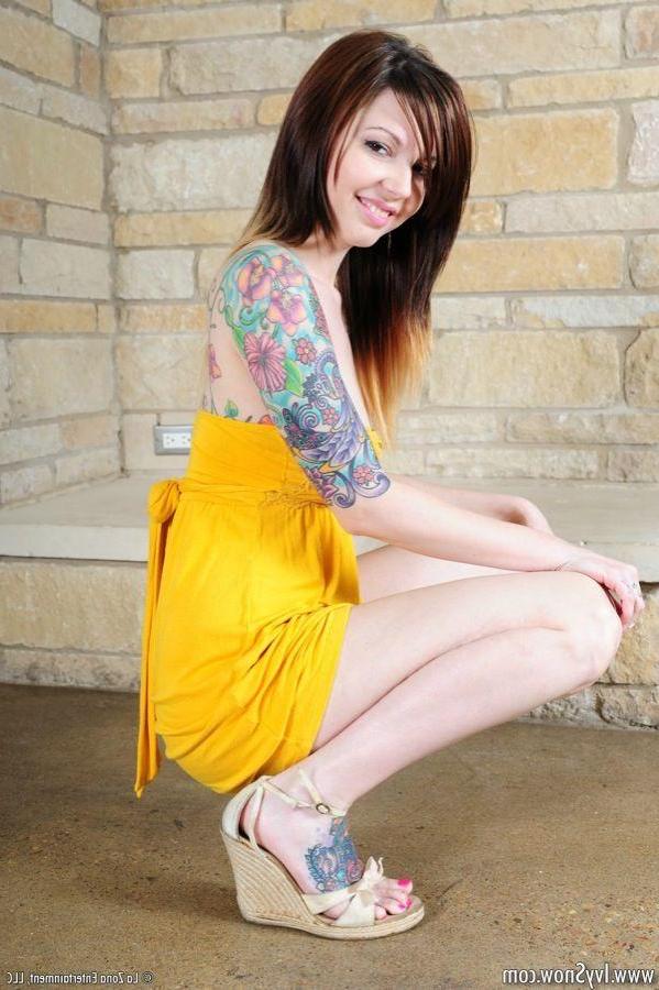 15P Pictures of Ivy Snow toying her tight twat