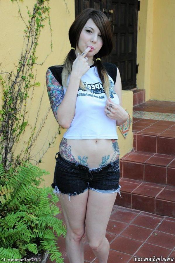 15P Pictures of teen nympho Ivy Snow toying her tight twat