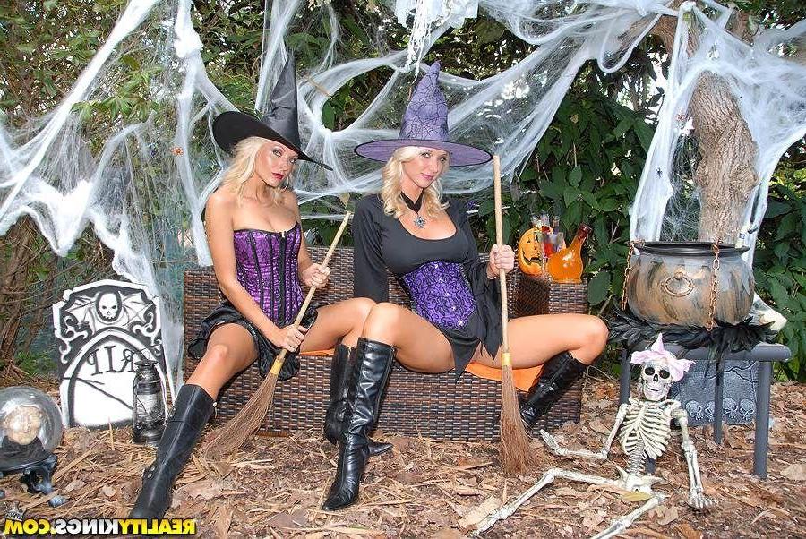 20P Pictures of Molly and Jana Cova getting freaky this Halloween