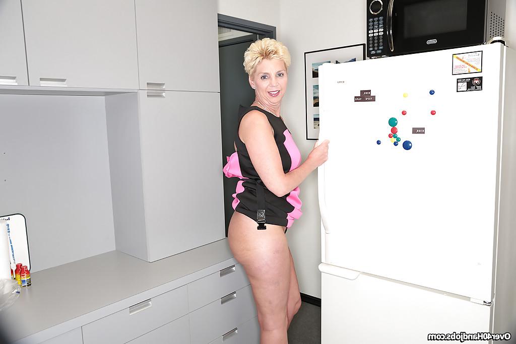 16P Happy mature with big boobs masturbating right in the kitchen