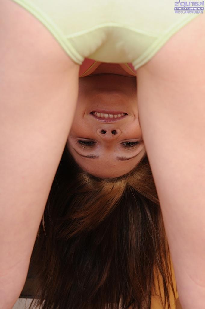 16P Smiley amateur undresses to expose her sexy soles and shaved pussy