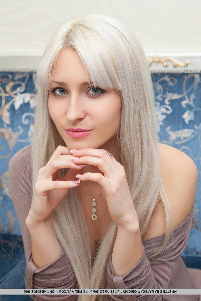 18P Pictures of teen beauty Janelle B showing her naked body in a tub