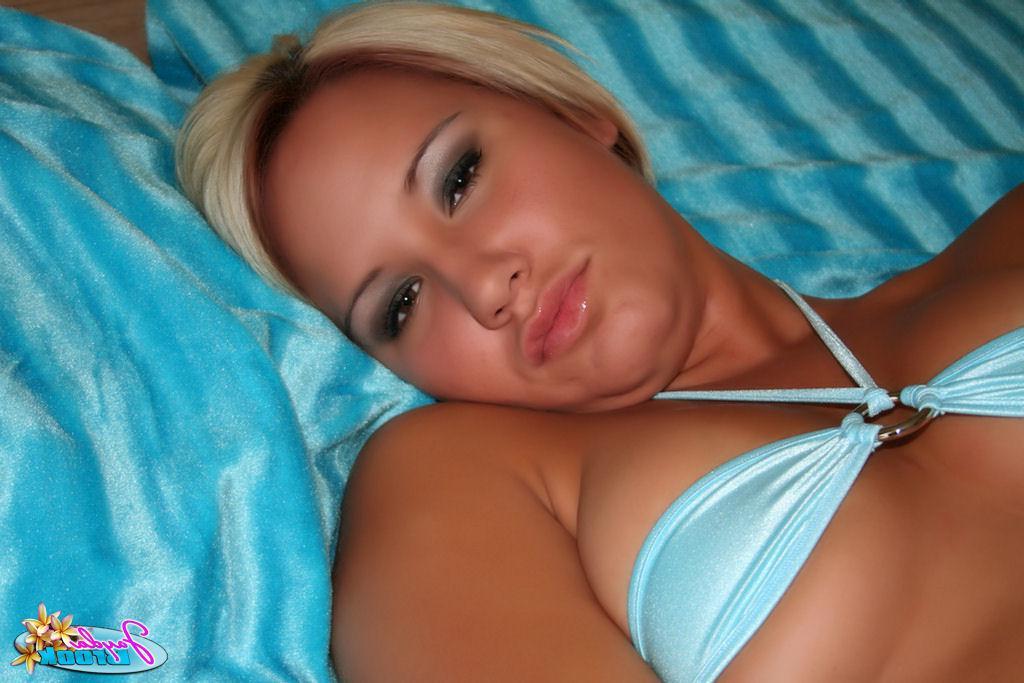 20P Pictures of teen Jayda Brook toying her wet pussy
