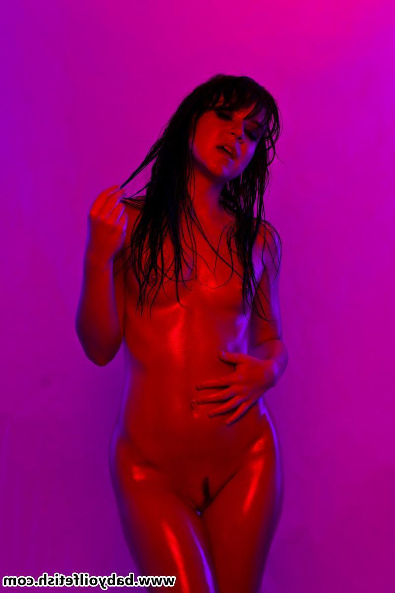 16P Brunette girl Jen covers herself in babyoil and poses in violet light
