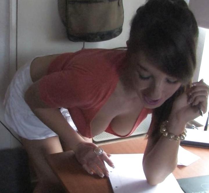 25P Spy wife downblouse & nices tits