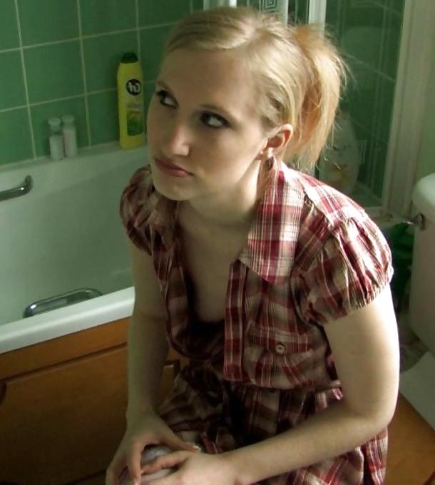 25P Spy wife downblouse & nices tits