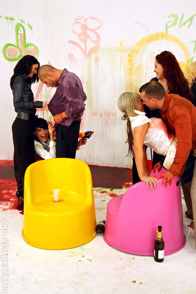16P Die lustvollen MILFs Yasmine Rouge und Sandra Parker stehen auf wilde Sexpartys