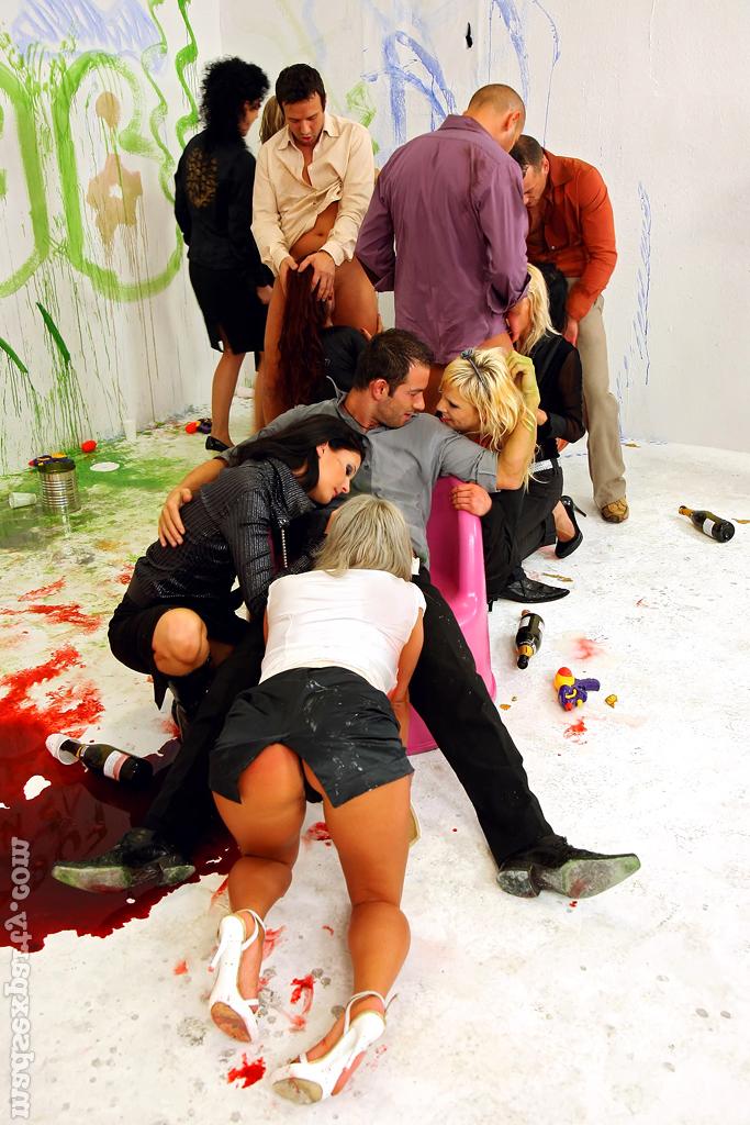 16P Die lustvollen MILFs Yasmine Rouge und Sandra Parker stehen auf wilde Sexpartys