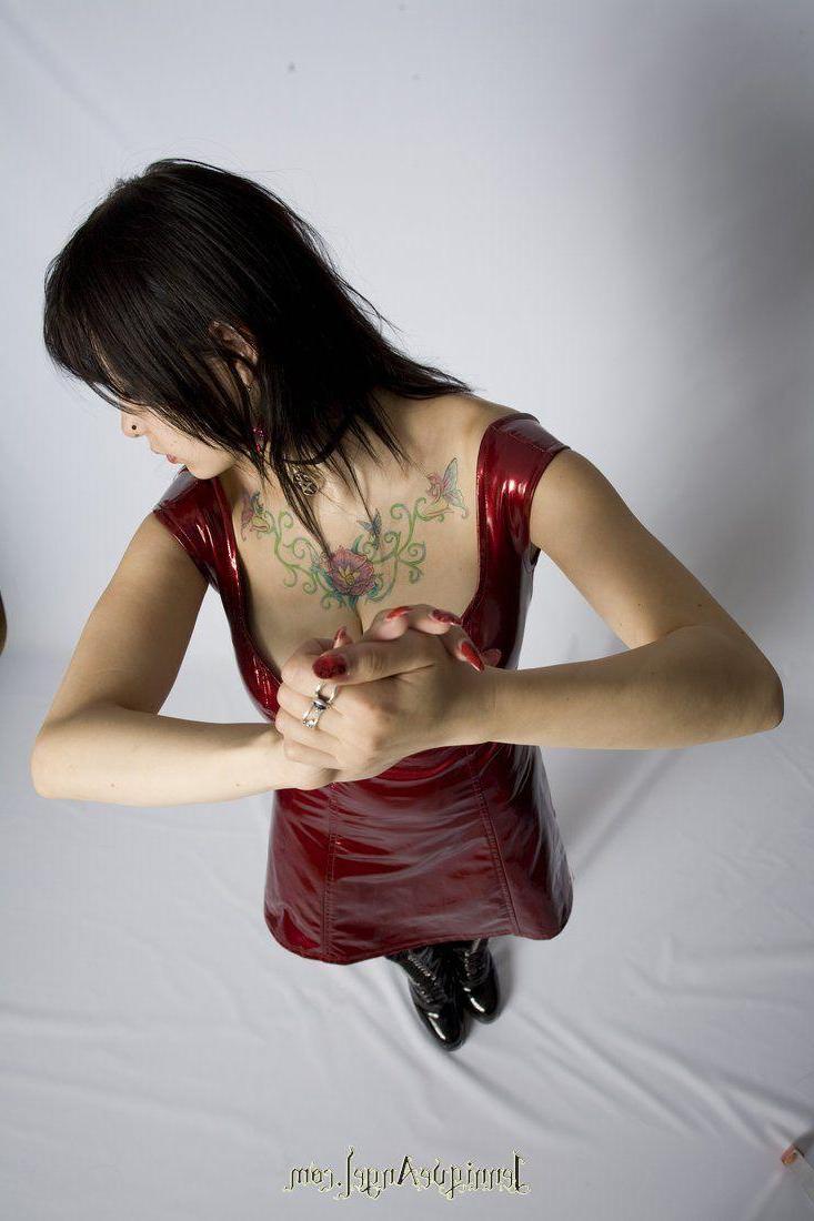 15P Pictures of teen model Jennique Angel showing you down her dress