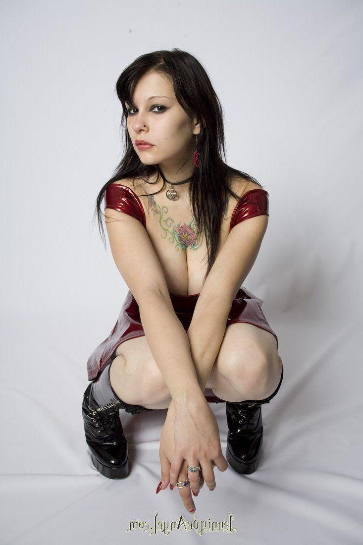 15P Pictures of teen model Jennique Angel showing you down her dress