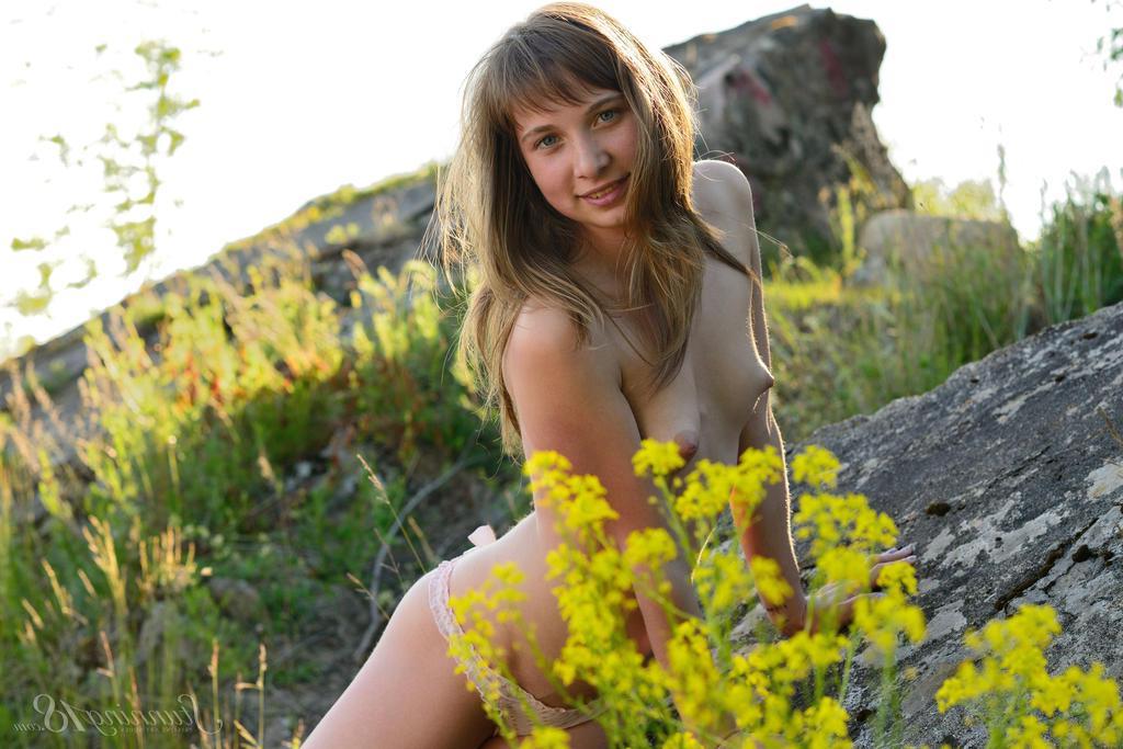 16P Jenny D gets naked and shows you how flexible she is in "Sunny Day"