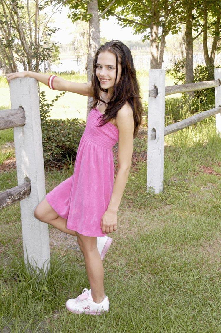 16P Pictures of teen hottie Jenny Heart toying her pussy outside