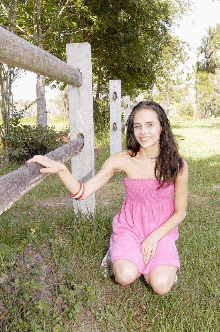 16P Pictures of teen hottie Jenny Heart toying her pussy outside