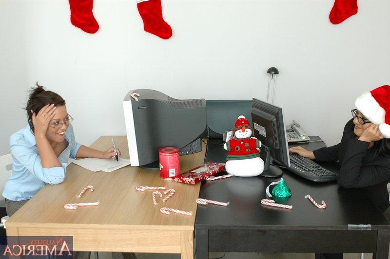 15P Lusty Renee Richards and Sandra Romain can make any office dirty