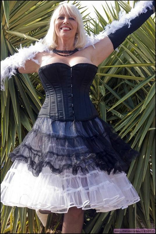12P Puffy mom Sandy Spain pulls up her lacy skirt and exposes her fat ass