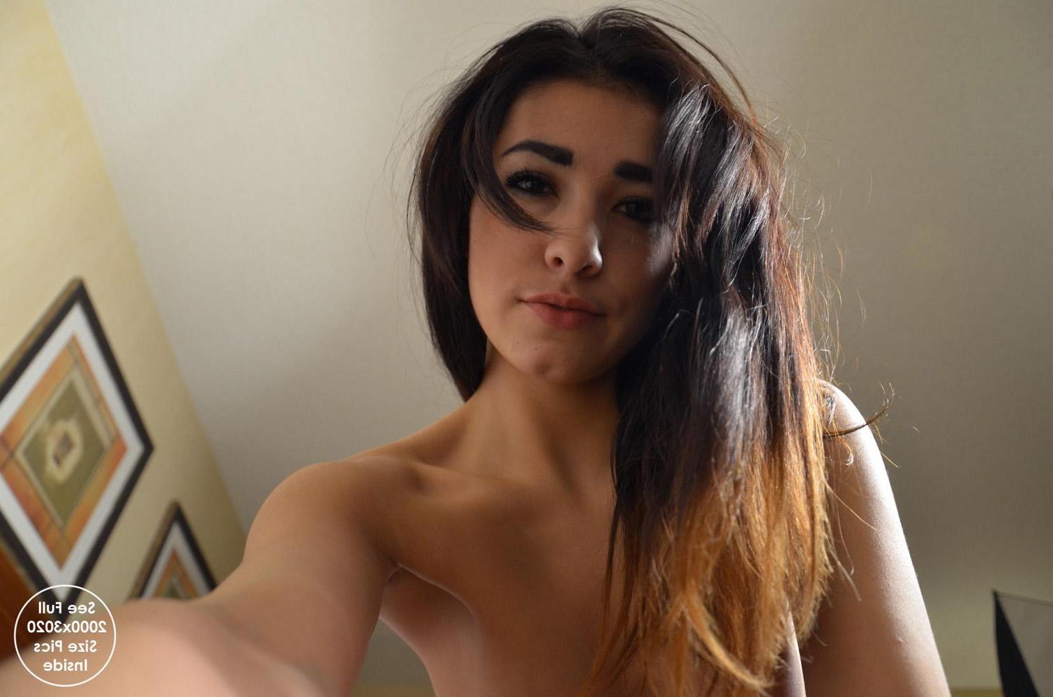 16P Josie Ann taking some super sexy selfies
