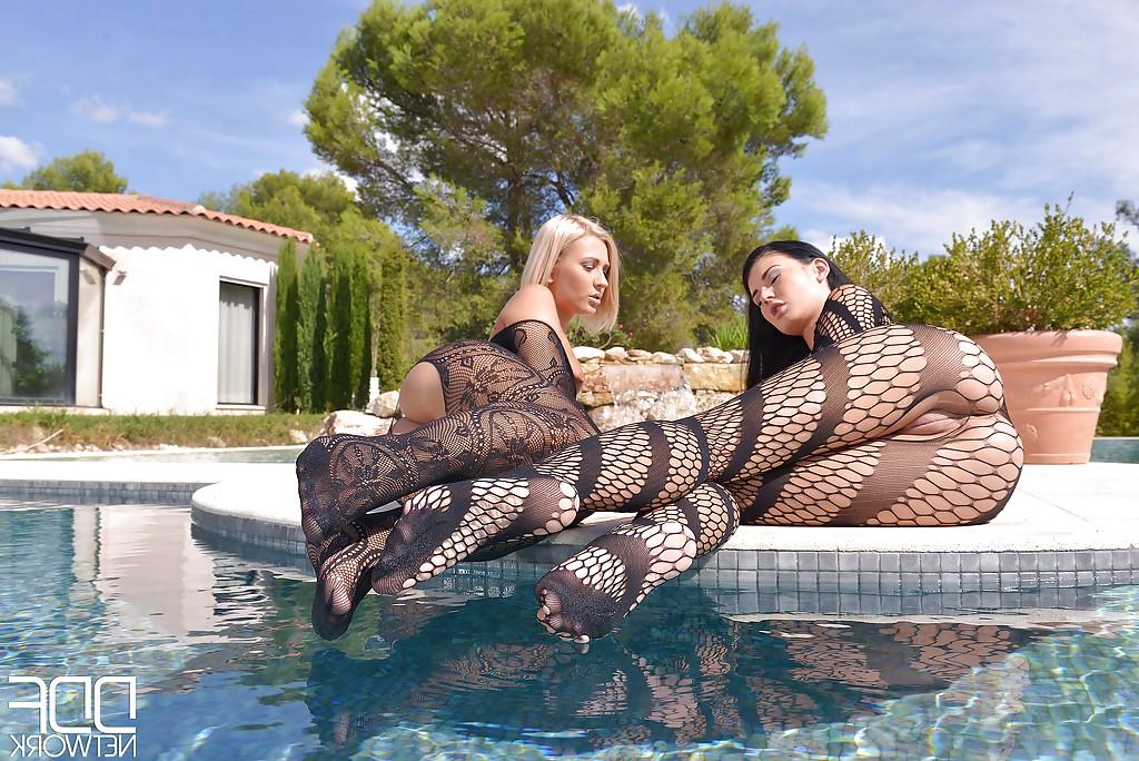 16P Leggy Euro dykes Lucy Li and Tracy Lindsay suck stocking clad toes outside