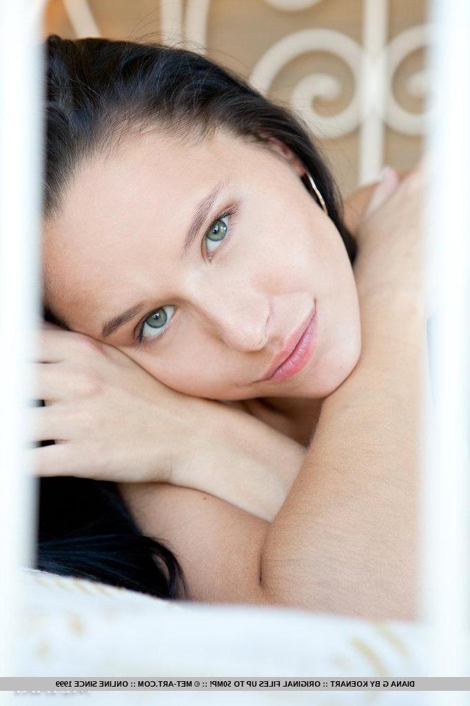 18P Pictures of hot black-haired beauty Diana G nude and waiting for you in bed