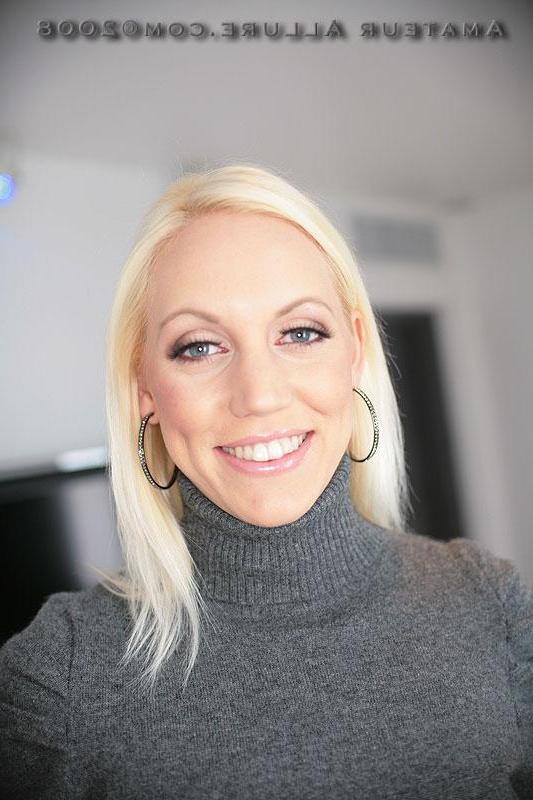 16P Platinblondes Babe gibt Kopf und isst Cumshot