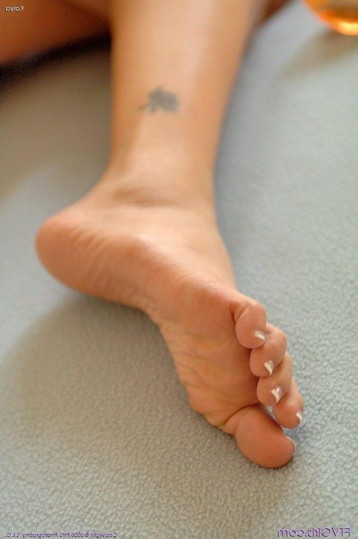 20P Pictures of Kaiya toying her tight hole
