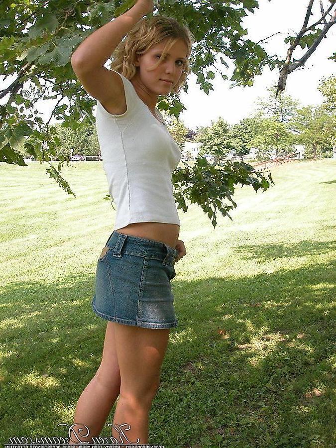 20P Pictures of Karen Dreams showing her beauty outside