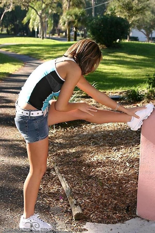 13P Pictures of Karen Dreams getting hot on her jog