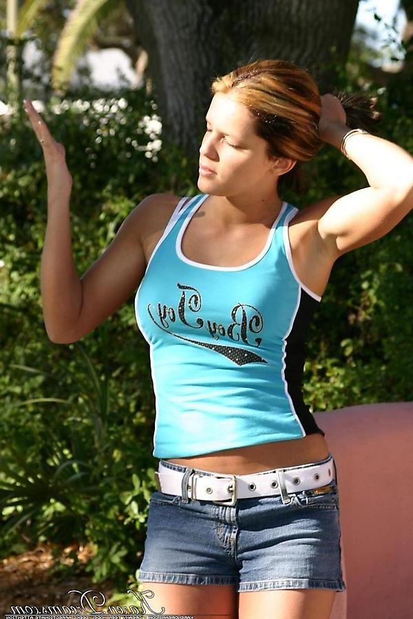 13P Pictures of Karen Dreams getting hot on her jog