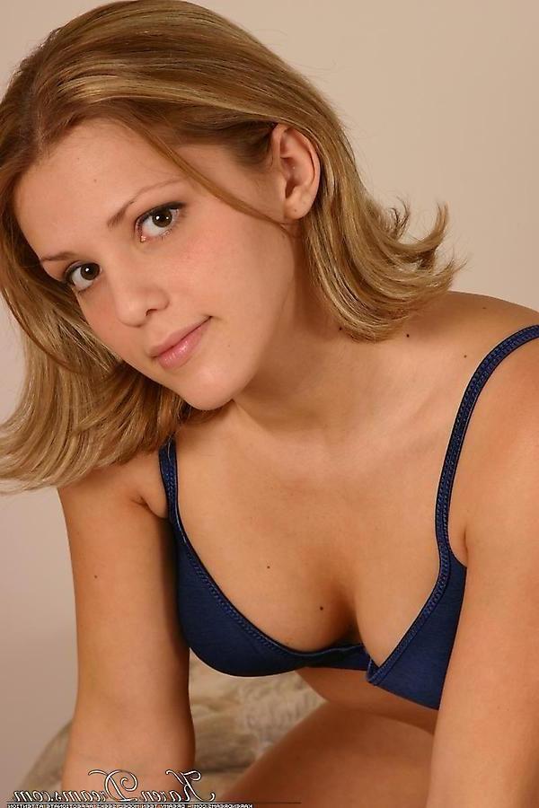 20P Pictures of Karen Dreams flaunting her beauty