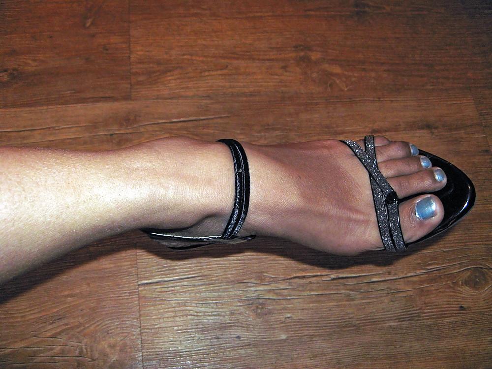 10P Desi girl legs and feet