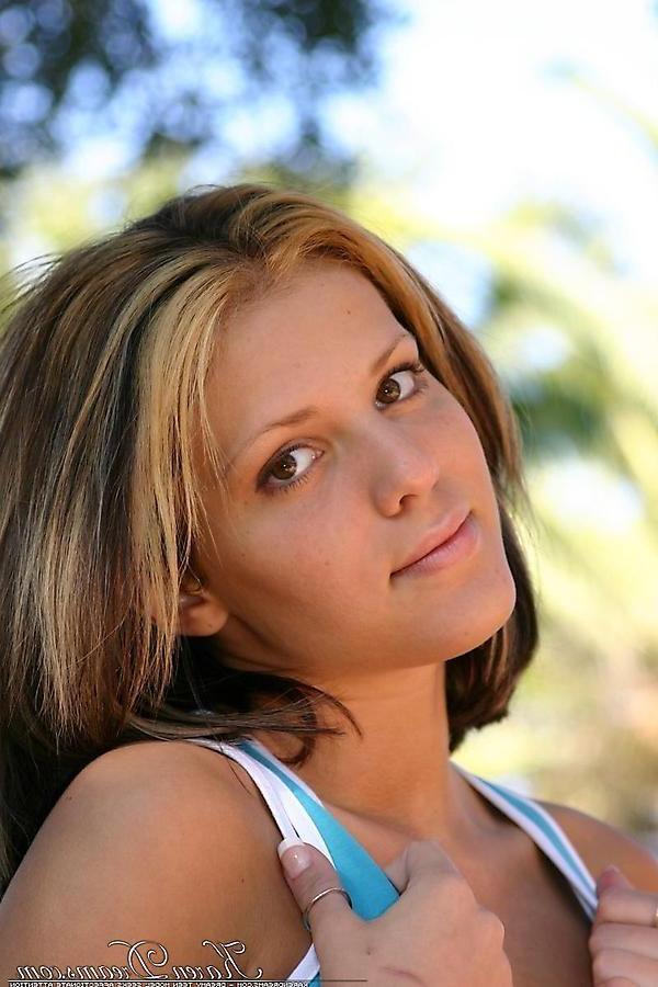 20P Pictures of teen Karen Dreams doing her stretches out on a jog