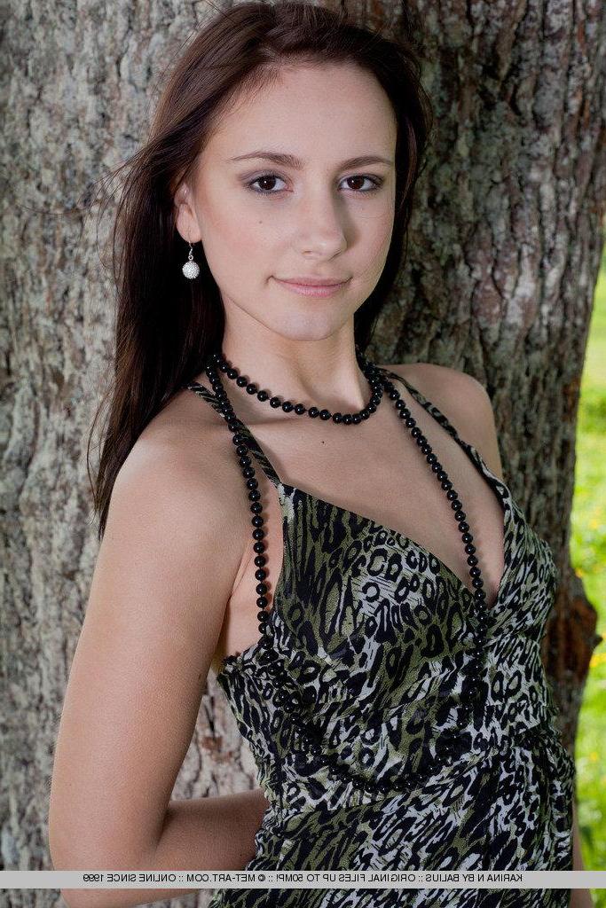 18P Pictures of teen beauty Karina N showing her beauty outside
