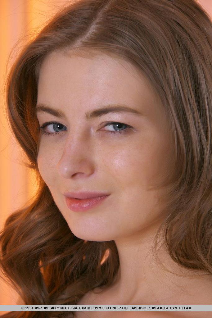 18P Pictures of teen beauty Kate E waiting for you in bed