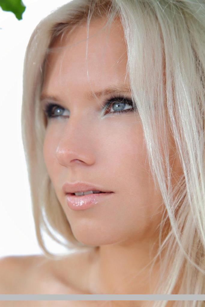 18P Pictures of teen beauty Katerina H nude for you outside
