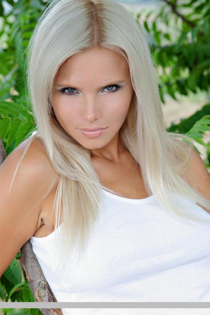 18P Pictures of teen beauty Katerina H nude for you outside