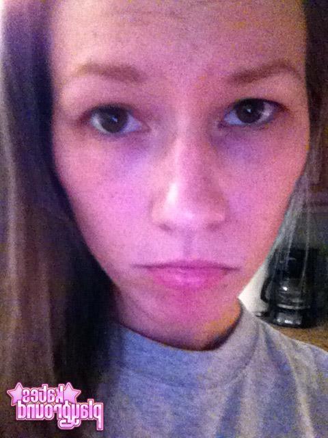20P Kate shares with you some sexy pics she took of herself