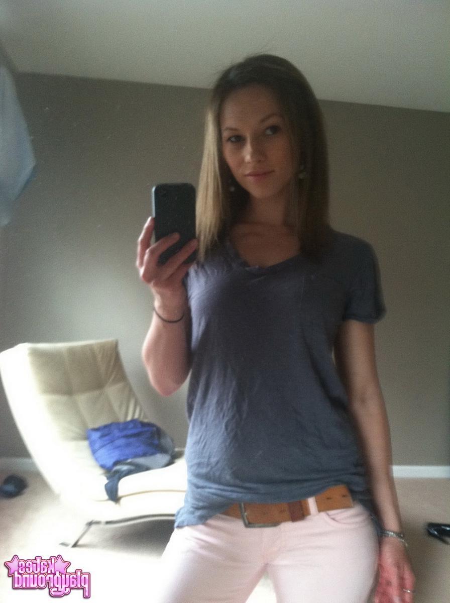 20P Kate shares with you some sexy pics she took of herself