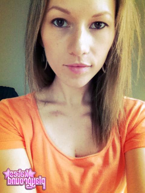 20P Kate shares with you some sexy pics she took of herself