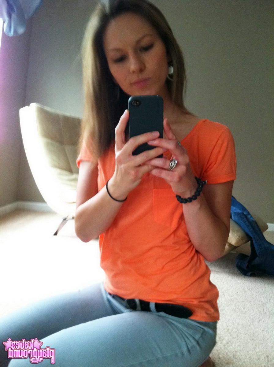 20P Kate shares with you some sexy pics she took of herself