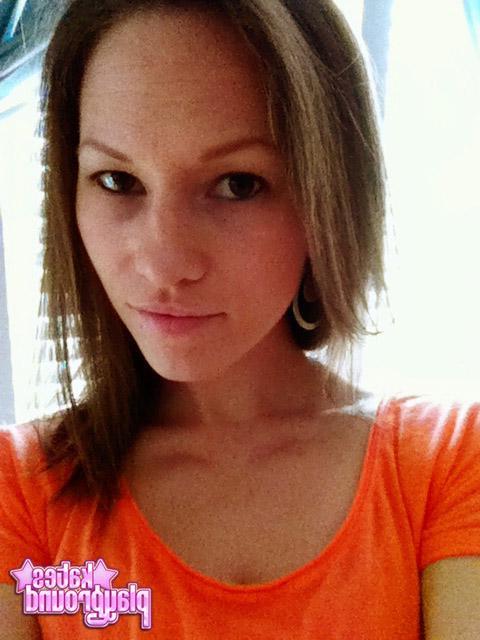 20P Kate shares with you some sexy pics she took of herself