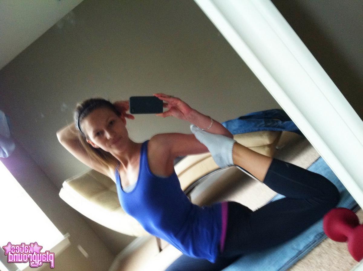 20P Kate shares with you some sexy pics she took of herself