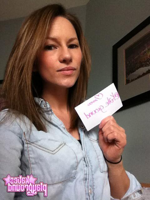 20P Kate shares with you some sexy pics she took of herself