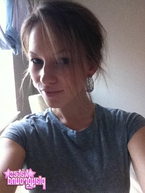 20P Kate shares with you some sexy pics she took of herself