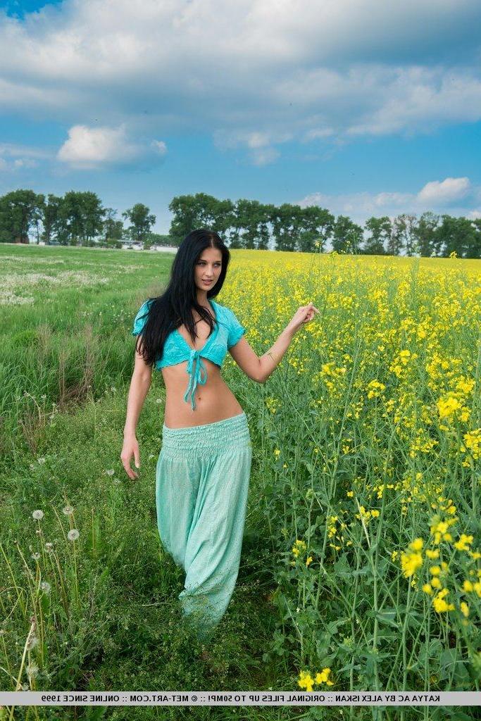 18P Pictures of teen beauty Katya AC spreading her legs outside