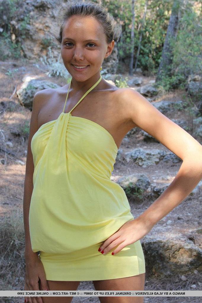 18P Pictures of teen beauty Mango A spreading and showing her pussy outside