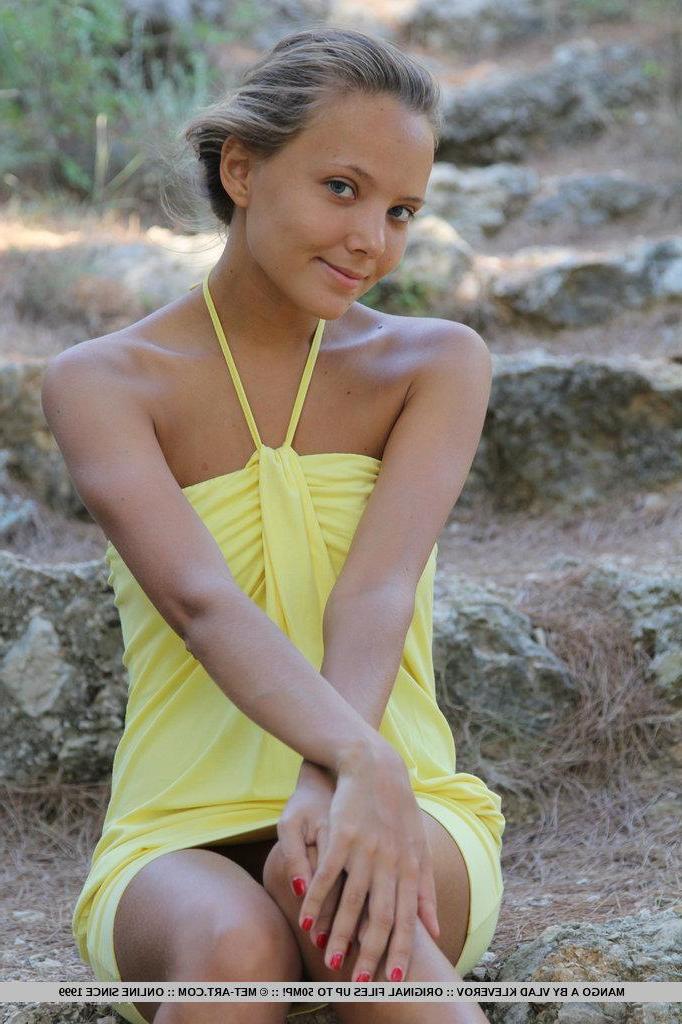 18P Pictures of teen beauty Mango A spreading and showing her pussy outside