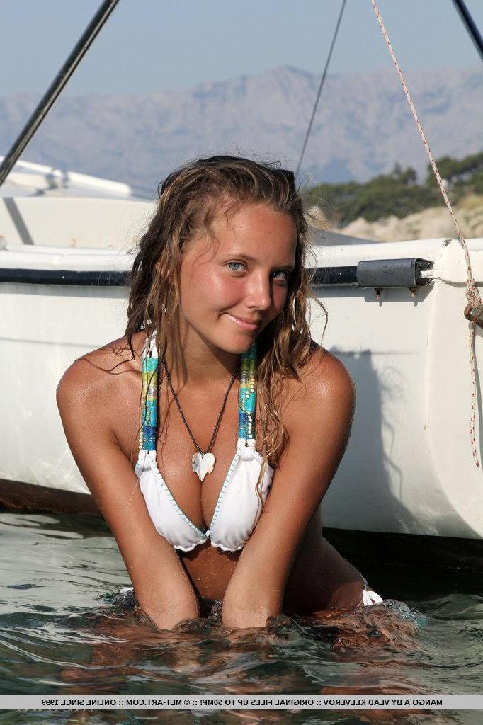 18P Pictures of teen beauty Mango A showing off in a bikini