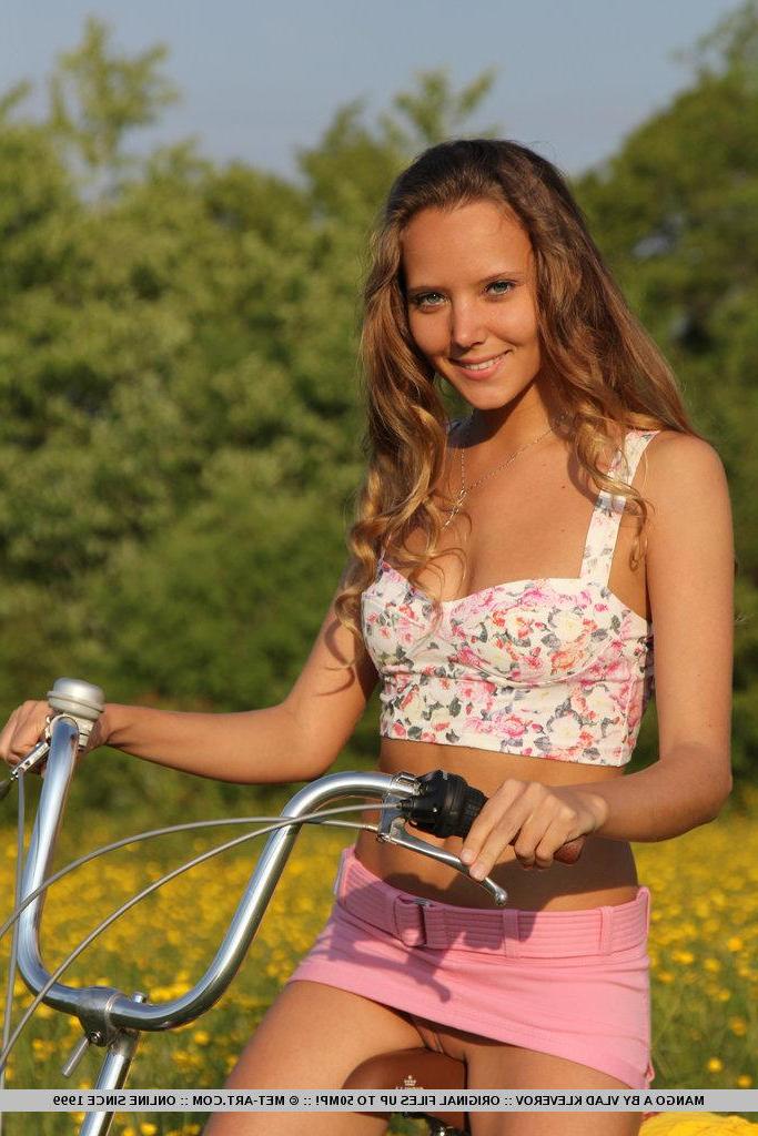 18P Pictures of teen beauty Mango A getting hot on her bike ride